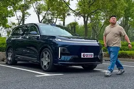 众多9系大六座中，深蓝S09定价属实出乎意料，空间动力也都替大家试了，综合能力很强！#深蓝S09空间全面越界  #深蓝S09智能超乎所想 #深蓝S09大六座9系新标杆