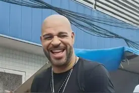 青春不再！曾经的国米巨星  42岁的#阿德里亚诺 在巴西贫民区生活 梅阿查国王回到青春的起点#足球的魅力#巴西队#国际米兰 #dou来足球季视频封面