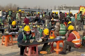 摆摊盒饭 工地 今天在我们工地摆摊的这里转一转，感谢抖音平台，记录生活！#摆摊 #摆摊生活 #感谢抖音我要上热门视频封面