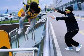 无人能挡的外卖员大战保安！#跑酷 #飞檐走壁 #惊险刺激 #高手在民间视频封面