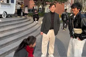 搭讪陌生美女 突然做俯卧撑 并且要求她做深蹲#社交牛逼症