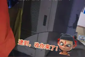居民楼惊现蛇，消防员捉完一条又来一条！ #浙里是浙江消防 #消防安全 #捕蛇