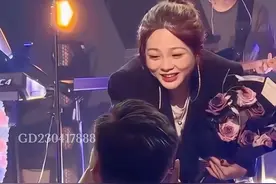 我们终于终于成为了过客，你也终于终于不用敷衍我，原来你是一时寂寞，而我却刚好路过，所以我再努力也没有结果…#歌词句句入心 #说不出的或许都在歌里视频封面