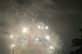 现实七彩祥云 烟花懒得剪了。。。 40分钟手废了。。。