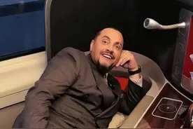 老外第一次体验高铁商务座，居然连吃带拿！ #TC在中国 #复兴号智能动车组 #chinatravel #短逃离计划 #春天的近义词是出发视频封面