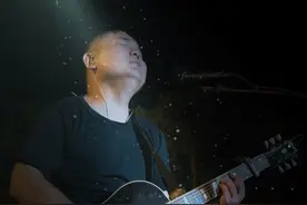 驿动的心，是一颗不安分、充满情感与梦想的心 驿动的心，是一颗不安分、充满情感与梦想的心，在时光长河中追寻爱与梦想，历经四季变迁，最终回归平凡生活，珍惜相伴岁月#吉他弹唱经典老歌 #姜育恒 #街头歌手 #热门音乐 #民谣弹唱