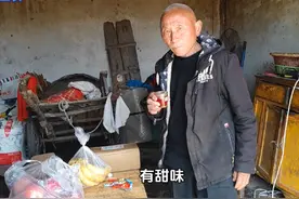 网友给75岁大爷寄来3箱礼物，打开后老人开心得合不拢嘴视频封面