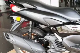 小踏板卷王来了！雅马哈23款NMAX155，省油耐用，高颜值配ABS视频封面