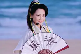 #乘风2025 初舞台一直等到最后才上场，太紧张了，这首《伯虎说》留有遗憾，所以重新录了一下音，想给你们更完美的古风韵味✨ 初心未变，但求进步～