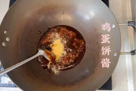 又来做盐城鸡蛋饼酱啦，今天做的是甜酱，好吃又简单！#秘制酱料