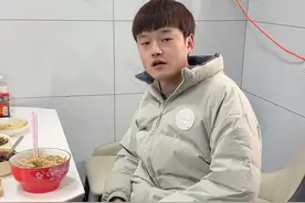 这外地女婿陪我回娘家、都结婚五年了吃饭还是放不开，感觉闫超平时脸皮挺厚的呀，为啥到俺哥家这么长时间了，还是放不开呢😂你们老公也是这样吗 #女婿来丈母娘家的统一状态 #记录远嫁姑娘回娘家日常生活