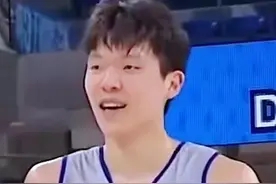 NBA联合试训第二日的5V5对抗赛中，杨瀚森继续表现惊艳，出战13分钟，4投3中，7罚5中，拿到11分6篮板6助攻1封盖的全面数据，其中前场篮板3个#杨瀚森 #NBA选秀 #nba联合试训 #nba选秀视频封面