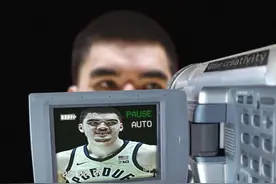 扎克艾迪亲口叫出自己的中文名周志豪，谁还说他不叫周志豪呢？为什么大部分球迷这么讨厌周志豪呢，选秀前他在采访还说过拥有中国血统而感到骄傲！#周志豪 #扎克艾迪 #灰熊视频封面