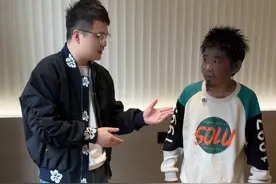 半年没洗澡的胜哥，终于全面清洗了一遍，等下带他去医院检查。#后续 #流浪人