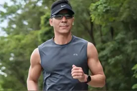 走一万步和跑五公里哪个好 每天万步和跑步5公里，效果差3倍！今天用运动科学家的数据，帮你找到最适合自己的运动方式！”  #跑步 #五公里 #全民健身 #科学运动 #跑步