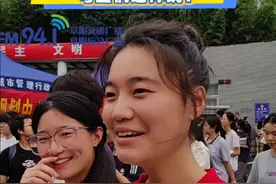 直击2025高考现场：今年数学题目难不难，考生们这样说……#2025高考 #金榜题名 #送考视频封面