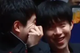 2025乒超联赛第三天，王楚钦和梁靖崑沉浸式观赛，说悄悄话开心的样子演我和我闺蜜！#王楚钦 #梁靖崑