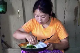 尼泊尔村花负责貌美如花，她老公负责赚钱养家，生活太幸福了视频封面