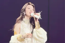 “不能给我的，请完整给她”每次听单依纯唱这首歌，总感觉有人欠我的#单依纯演唱会 #如果爱忘了 #单依纯演唱会