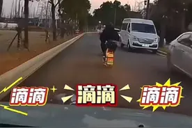 前方有电动车司机只能缓慢行驶，结果后车不停按喇叭催促，司机一个动作让网友看爽了#遵守交通规则珍爱生命谨慎驾驶安全第一 #遵守交通规则文明出行 #哈哈哈哈哈哈我要笑死了 #搞笑视频封面