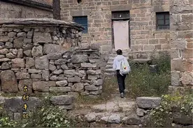 人最终的结局都是死亡，那么存在的意义又是什么呢？意义是我们自己赋予的，人生是狂野不是轨道，只有你当下是享受的，那你的人生就是有意义的！#乡村老屋#老房子的回忆 #古村牛妞视频封面