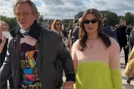 与妻子牵手现身巴黎时装周 #丹尼尔克雷格 #007 #巴黎时装周