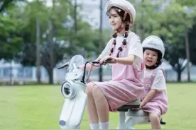 雅迪电动车风靡全球宝妈圈，成新晋接娃神器！#开学季全球骑雅迪 #雅迪实用科技#雅迪冠能M85接娃神器  #雅迪冠能C50接娃神器