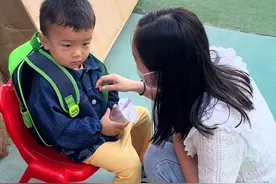 萌娃被爸爸送错幼儿园，网友：突然明白书包的意义#马虎家长视频封面