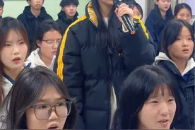 #教室唱歌 #我借岁月陪我度黄粱 音乐课堂学生展示才艺，一开口老师惊呆了视频封面