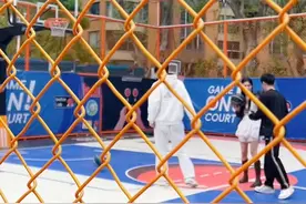 武汉天地偶遇千万级网红，你们认识是谁吗？ #路人王篮球 #立马成王 #together团结号视频封面