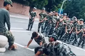 #军训进行时 文理男生军训迟到被罚做五个俯卧撑，教官“宕机”循环喊一二一，逗乐路过学姐😂#军训教官 #军训dou出彩 #00后大学生军训 #校园生活欢乐多 @抖音短视频