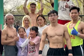 视频中的男女老少都是来自五湖四海各行各业的，大家都特别喜欢练习宫廷盘杠中的动作来强身健体，看着大家的进步，我很欣慰。#单杠 #公园健身 #宫廷盘杠 #全民健身视频封面