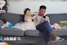 女儿玩玩具不小心打到爸爸，网友：爸爸在夸奖中迷失自我#意想不到的结局#骗你生女儿视频封面