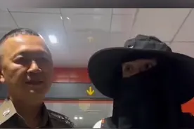 #演员王星已被接至泰国，头发被剃光，称“泰国非常安全，以后会再来”，旁边人示意他用中文再说一遍，王星：感谢泰国政府，泰国很安全视频封面