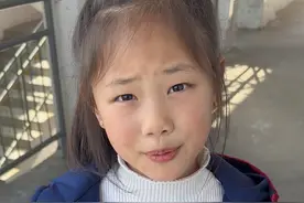 同桌爸妈出去打工了，她没橡皮用，同桌给她买了一块，竟然还用这种方式送给她，老师也被感动了🥹#同桌 #师生日常 #记录校园生活 @@吴姿彤妈妈视频封面