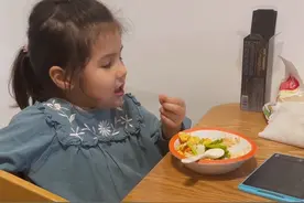 为了让姥爷戒烟，妹妹也是尽力了#荷兰青岛混血刘嫒润 #千万生活dou来拍 #混血宝宝说方言 #混血萌娃 #涵姐视频封面