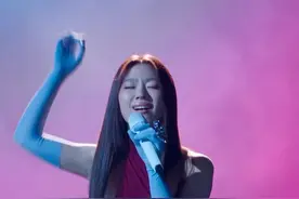 单依纯爆改李荣浩《李白》，歌词“如何呢，又能怎”太魔性引热议，本人回应疯了：这是艺术#单依纯 #李白 #歌手视频封面