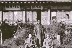 大雁塔位于西安市南郊的大慈恩寺内，始建于公元652年，初是为了存放唐代高僧玄奘从印度带回的佛经和佛像而建造的。这座塔经历了多次修缮和重建，如今我们所见到的大雁塔是明代重修后的样子。#历史#西安 #大雁塔 #老照片 #历史古迹