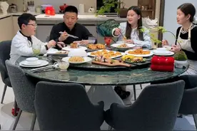 我家保姆刘阿姨挑战巨型火腿做九种吃法