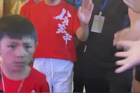 #王宝强 带着他从山区挑选的小演员一起来成都啦~边走路边和热情的粉丝握手，真的好接地气！#电影八角笼中视频封面