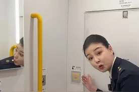 卫生间的这个按钮可不是冲水按钮#中国铁路 #原创视频 #影老板 #听东北人科普铁路太上头了视频封面