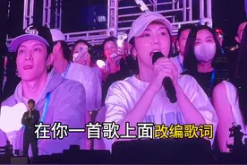 #周杰伦2023香港演唱会 双厨狂喜，偶像和她的偶像梦幻联动！沉浸式顶级视角看华语第一女铁粉#邓紫棋 惊喜现身圆梦点歌与偶像合唱#黑色毛衣#一开口就是全场大合唱#2025年一定要去看场演唱会