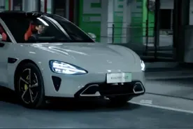 枪击三次电池包后，小米汽车SU7底护钢板纹丝不动 #小米汽车