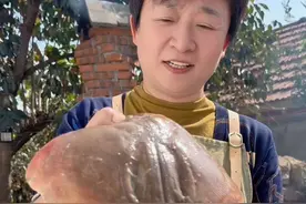 水熬老板鱼 长的怪怪的这个鱼，你们见过没？恁都叫它什么名字？这个鱼怎么做，怎么吃？今天红姐把做法，分享给家人们.喜欢的，点个小心心收藏啦.#老板鱼 #胶南红姐 #海鲜原产地 #海鲜