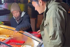 烧烤摊摆到半夜却无人问津，看我来撑个场子，愿新年红红火火#正能量 #日常vlog #李维刚