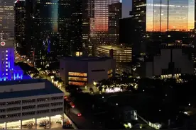 美国第四大城市休斯顿之夜，为什么姚明效力的球队会叫火箭队？因为休斯敦是世界著名的太空城，是约翰逊宇航中心的所在地，即使没有火箭队，也一定会有宇宙飞船队，航天飞机队等名字出现#航拍奇缘 #旅行 #美国 #休斯顿