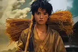 丰臣秀吉的一生🔥🗡️ 丰臣秀吉（Toyotomi Hideyoshi，1537年3月17日-1598年8月18日），幼名日吉丸，原名木下藤吉郎、羽柴秀吉，是日本战国时代到安土桃山时代大名、公卿、天下人，著名政治家、军事家，继室町幕府之后，首次以“天下人”的称号统一日本的战国三杰之一（另外两位是织田信长、德川家康）。 丰臣秀吉的政策具有划时代意义，对日本社会由中世纪封建社会向近世幕藩体制转化有一定成就。在位后期逐渐变得昏庸多疑，并发动文禄庆长之役，庆长三年（1598年）8月18日病逝。他死后，家臣德川家康趁机夺取政权。 #历史故事  #丰臣秀吉 #大阪  #山崎合战 视频封面