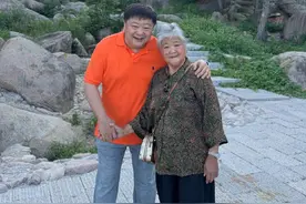 "趁咱还年轻，拉着老妈多看看！青岛的风里都是笑，她眼里的光比浪花亮——这趟，值！ #心动打卡指南 #遇见城市 #洪剑涛的美食之旅  #洪剑涛的种草地图  #妈妈视频封面