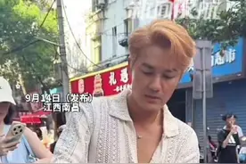 9月14日（发布），江西南昌。歌手吴克群被南昌市民偶遇，行走在南昌大士院 请路人吃绿豆饼。网友：他好有亲和力啊！