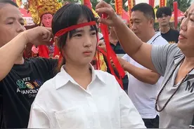 #海南军坡节 #海南军坡非物质文化遗产 #小德摄影 #虎牙妹 这严肃的表情看着好吓人 #非专业人士请勿模仿